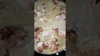Puerco en salsa con guaje.