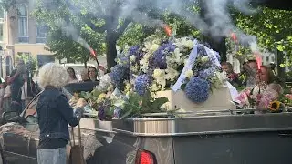 Honderden mensen vormen erehaag voor doodgereden Janet (51)