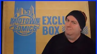 What's inside a Midtown Comics Mystery Box? | Justice League | Times Square NYC, May 2022