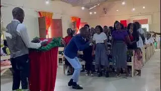 IR. Melo kipaca, cantando com coral de jovens