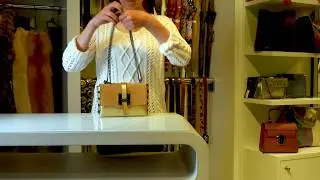 Bolso de piel de mano dorado con adornos met&aacute;licos. - Complementoslamonsita.com