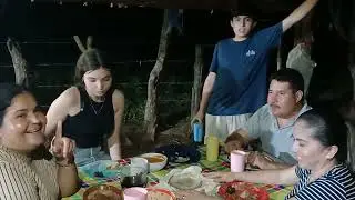 Compartiendo esta rica cena en familia 🥰😋☘️