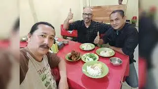 Ajak Bule makan Nasi Uduk Betawi 3 Saudara