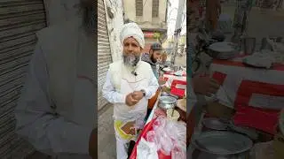 Molvi Sahab in Pakistan is selling naan channay for breakfast early morning earning halal rizq