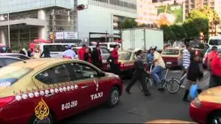 'Superhero' fights traffic in Mexico City