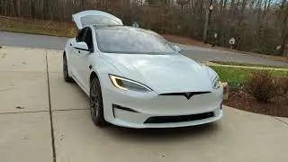 Tesla Model S refresh Christmas Light show