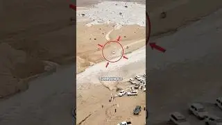 Грузовик борется с бушующим внезапным наводнением