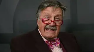 Lot 400 Mosasaur 'Marine Dinosaur' Skull with Tim Wonnacott