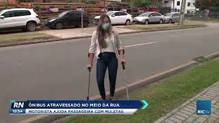 Ônibus atravessado no meio da rua: motorista ajuda passageira de muletas