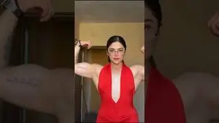 muscle girl flexing bicep 😱🥰🫶