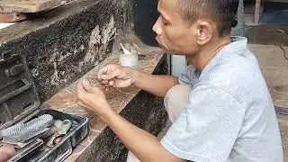 Seorang pria pembuat cincin dari batok kelapa 