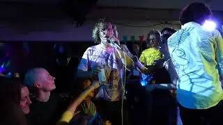 Sista Bossen - Titta Inte P&aring; Mig (N&auml;r jag rockar) (Official Music Video)