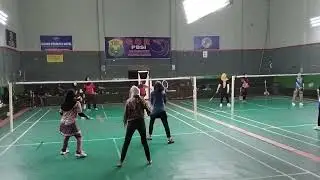 Latihan badminton di gor PBSI