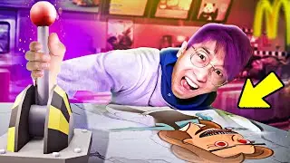 ПРИНЦЕССЫ ДИСНЕЯ АТАКОВАЛИ НАС?! (ЛАНКИБОКС Играет в LIL GUARDSMAN Полная Игра)