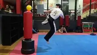 Jumping spinning hook kick (calcio ad uncino saltato, girato)