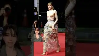 Честно говоря, это не очень хорошо на ней смотрится, Пусанский международный кинофестиваль выгляд...