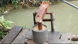 Use a stone mortar to grind corn. / P122