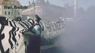Одинокий сотрудник полиции пытается пресечь массовые акцию протеста радикалов в Дрездене.