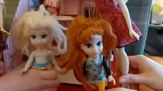 Anna and Elsa... Spinning a coin! At the boutique!