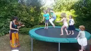 Moniek de Leeuw - violin trampoline fun!
