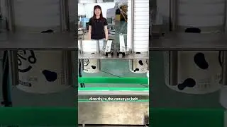 Joghurtbecher mit dem doppelkopfdruck, auf dem automatisch geteilte becher bis zum f&ouml;rderband gescho