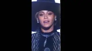 V&iacute;deo completo: Beyonc&eacute; aceitar seu pr&ecirc;mio de &iacute;cone de moda no ‪#&lrm;cfdaawards‬