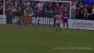 Adepto de futebol tira selfie com goleiro na Inglaterra