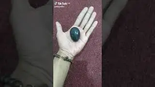 Batu hitam meteor di bentuk bulat