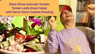 Салат из листовой зелени с оливками, шнитт-луком, авокадо, помидорами и чесноком, луком и кешью (...