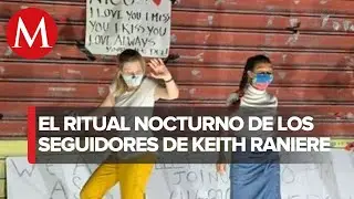 Entre bailes y mensajes, seguidores de Keith Raniere lo apoyan afuera de prisi&oacute;n