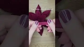 Make a felt holiday wreath!