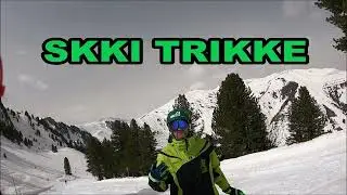 Muldy, na muldach, przez muldy, obok muld. Jazda na nartach (trzech), Skki Trikke.