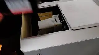 Установка картриджа в цветной кофе-принтер Evebot Colour