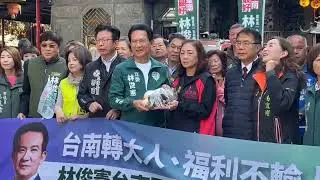 林俊憲車隊選前衝刺，黃偉哲現身籲市民做最好選擇！|台南市長參選人林俊憲，今(11)日從東區關帝殿出發，在把握選前黃金時刻，在市區遊行爭取市民支持。台南市長黃偉哲現身，與林俊憲共同上香|影片提供：林俊憲