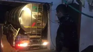 Sardegna, i pastori buttano via il latte per protesta contro il prezzo
