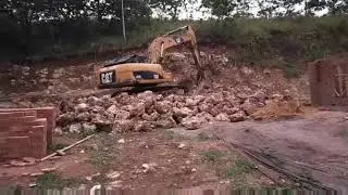 Excavator bongkar batu gunug. #opertor muda