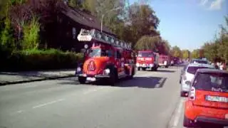Alte Traktoren und Feuerwehren auf Rundfahrt in Töging am Inn am Herbstfest