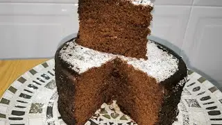 Con un paquete de galletas, chocolate y poco más, prepara este bizcocho sin harina en el microondas😋