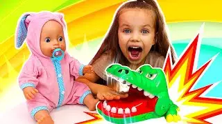 La bimba Maya gioca a lavare i dentini alla sua bambola! Giochi con le bambole