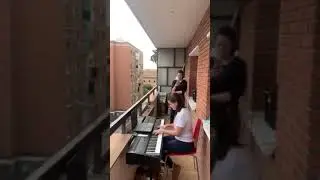 Concierto de piano desde una terraza de de Alcalá de Henares durante el coronavirus
