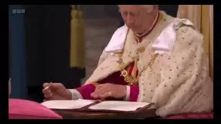 King 🤴 Charles III signs his coronation Oath #shorts
