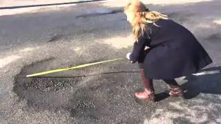 Staten Island civic leader measures atrocious potholes