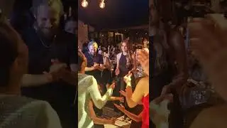 Hande Er&ccedil;el, oyuncu arkadaşları Beg&uuml;m Akkaya ve Naz G&ouml;ktan'la pistte