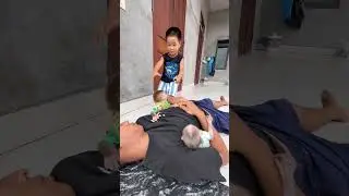 Кханг держит малыша на руках, и это так мило.
