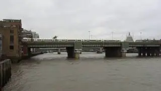 Поезд через железнодорожный мост Кэннон-стрит, Лондон
