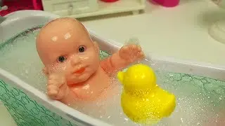 Baby Doll Fun Bubble Bath  -  How to Pretend Play with Bathroom Toys