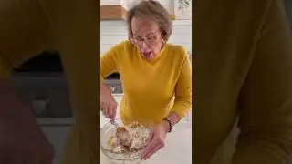 TWO INGREDIENT PUMPIN BREAD 1 can of pumpkin pur&eacute;e 15 oz , 1 box of spiced pumpkin cake mix  12 2
