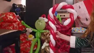 Balloon twisting candy cane #balloon #balloonsculpture #balloonart #balloontwister 