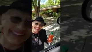 &laquo;Ты думаешь, тебе так модно здесь ходить с рубиново-красной помадой!&raquo;