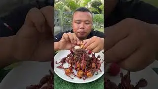 Fried quail with spicy sauce is very delicious